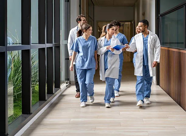 Equipe hospitalar em corredor