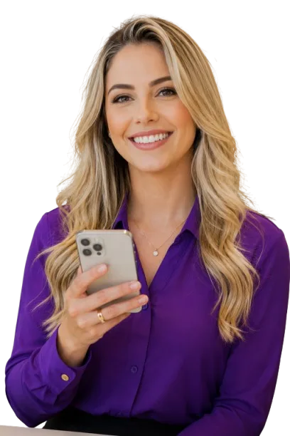 Profissional de RH usando o HR Plus no celular